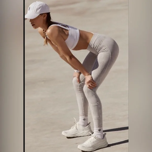 85-FPMovement High-Rise 7/8 Good Karma 2-Pocket Leggings has imperfection - Picture 6 of 6